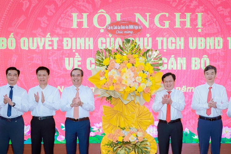 Tiến sĩ, Bác sĩ Chuyên khoa II Nguyễn Hồng Trường - 
Được bổ nhiệm làm Giám đốc Bệnh viện Hữu nghị Đa khoa Nghệ An
