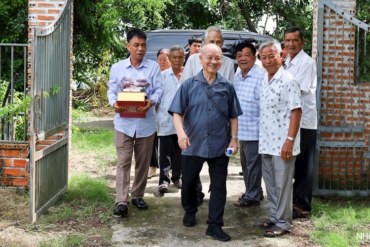 Đại tướng Phạm Văn Trà về thăm căn cứ Vĩnh Viễn