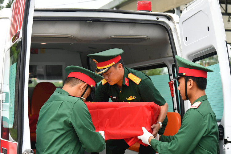Cần Thơ: Bàn giao 670 mẫu sinh phẩm hài cốt liệt sĩ chưa rõ thông tin đi giám định AND