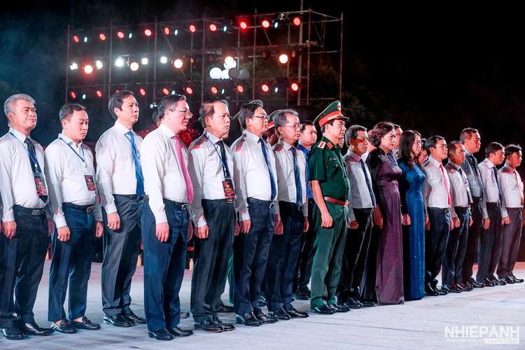 (Ảnh) Lễ thắp nến tri ân và cầu truyền hình “Đi tìm đồng đội”: Thắp sáng đạo lý uống nước nhớ nguồn