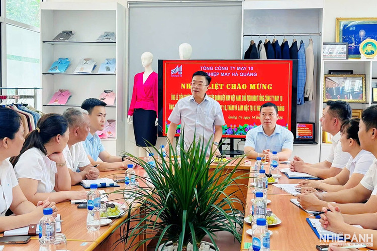 Lãnh đạo Tập đoàn Dệt May Việt Nam và Tổng Công ty May 10 thăm, làm việc tại Xí nghiệp May Hà Quảng