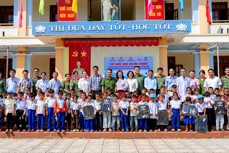 Những bước chân nghĩa tình đến với học sinh vùng khó