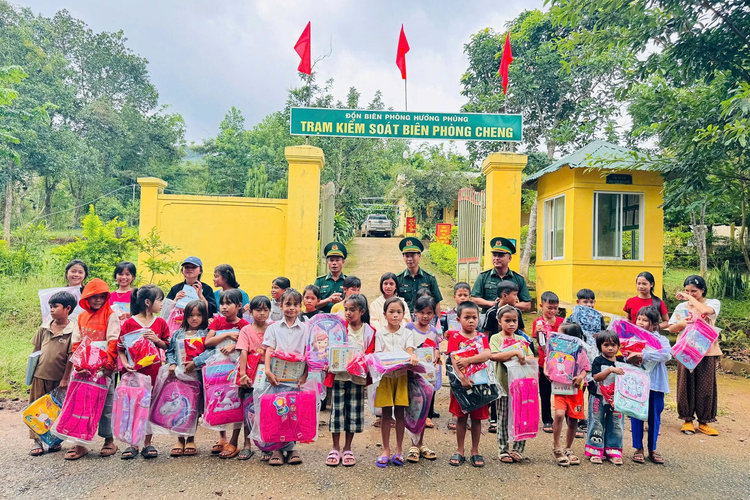 Biên phòng Quảng Trị: Hàng nghìn phần quà, hàng chục bộ máy tính đến với học sinh vùng biên