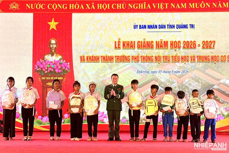 Bộ đội Biên phòng Quảng Trị tiếp sức học sinh khó khăn ở biên giới trong ngày khai trường