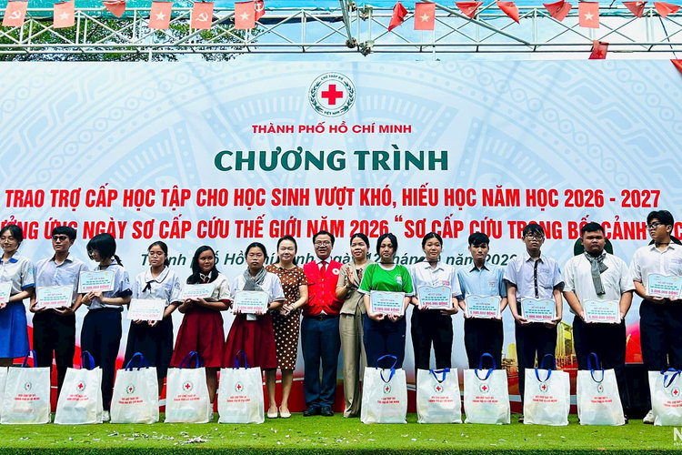 Hội Chữ thập đỏ TPHCM: Lan tỏa yêu thương, trao cơ hội học tập và kỹ năng an toàn cho học sinh vượt khó