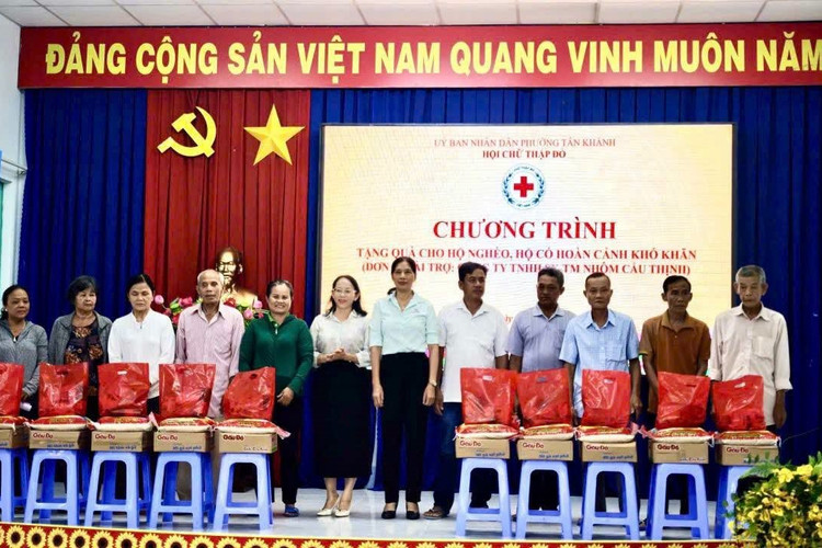 Nhôm Cầu Thịnh đồng hành cùng Hội Chữ thập đỏ phường Tân Khánh (TP.HCM) trao 200 phần quà cho người dân khó khăn