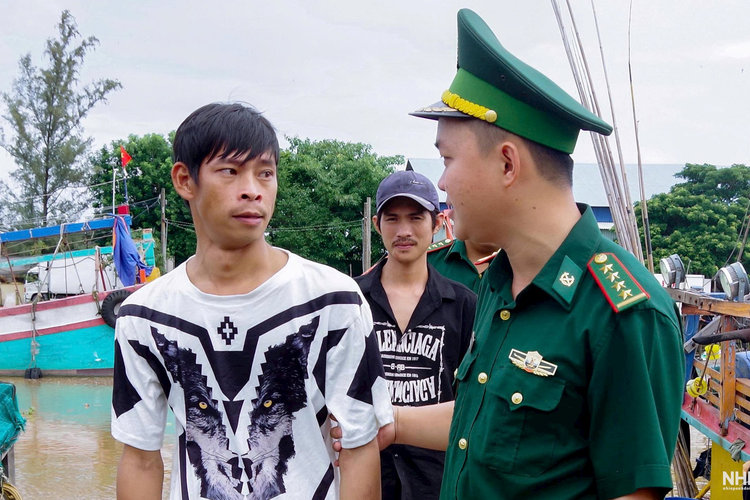 Biên phòng thành phố Cần Thơ tiếp nhận 05 ngư dân gặp nạn trên biển