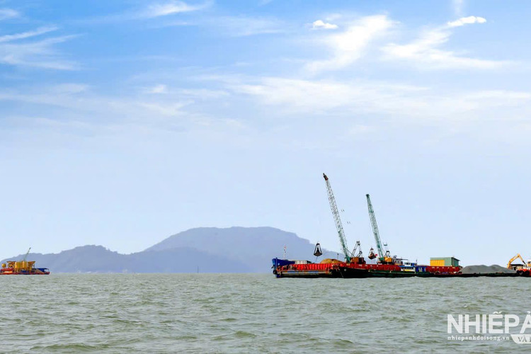 Trên công trường cầu vượt biển ở Cà Mau