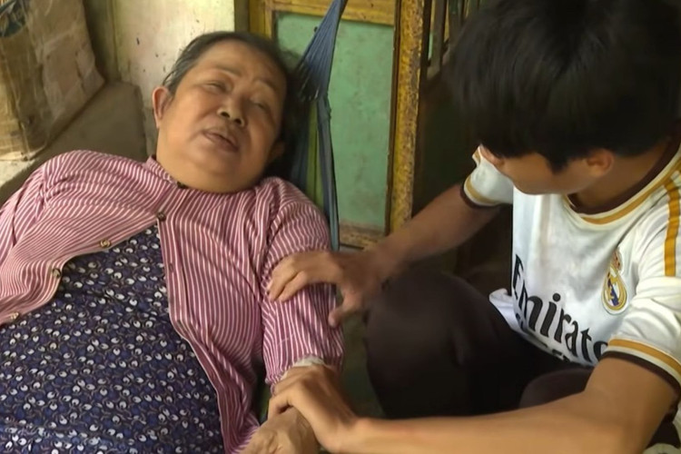 Chuyến xe nhân ái: Ngoại tai biến một mình nuôi cháu, có ngày thiếu thốn cháu trai phải nhịn đói đến trường