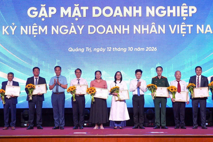 Xí nghiệp May Hà Quảng đón nhận Bằng khen của Chủ tịch UBND tỉnh Quảng Trị