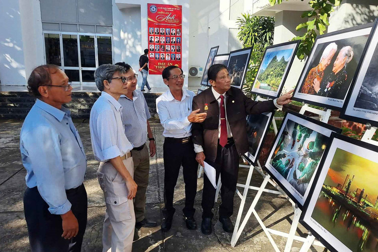 Triển lãm "Dấu ấn thời gian" - ngọn lửa đam mê của những nghệ sĩ nhiếp ảnh cao tuổi